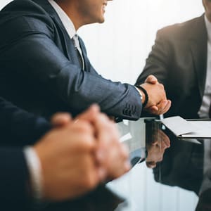 Business people shaking hands, finishing up a deal Diplomado en Conciliaciones